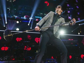 Singer Robin Thicke performs during the 2013 Z100 Jingle Ball in New York December 13, 2013. (REUTERS/Lucas Jackson)
