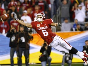 Oklahoma Sooners' Cameron Kenney is unable to complete a pass against the Connecticut Huskies during the first half of the Fiesta Bowl college football game at University of Phoenix Stadium in Glendale, Arizona, January 1, 2011. REUTERS/Joshua Lott