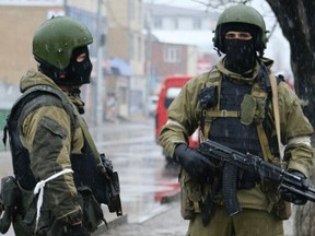 Members of Russia's special forces stand guard during an operation on suspected militants in Makhachkala, the capital of Russia's North Caucasus Republic of Dagestan, January 20, 2014. REUTERS/Stringer