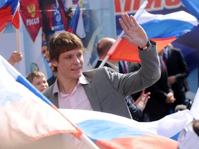 Alexander Semin parades on May 29, 2012 in the centre of Moscow after winning the men's ice hockey 2012 World Championship final in Helsinki. (AFP PHOTO/ KIRILL KUDRYAVTSEV)