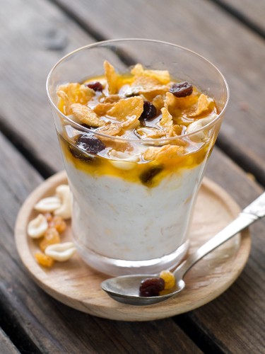 1/2 cup high-fibre cereal mixed with 1/4 cup low fat vanilla yogurt. (Viktorija /Fotolia)