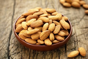 1/4 cup of raw/natural almonds. (Sea Wave/Fotolia)