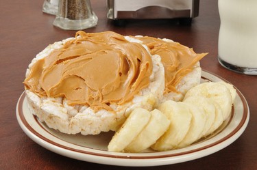 small banana with 1 Tbsp. natural peanut butter. (MSPhotographic/Fotolia)