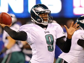 Philadelphia Eagles quarterback Vince Young passes during the first quarter of an NFL game against the New York Giants in East Rutherford, N.J., November 20, 2011. (REUTERS/Mike Segar)