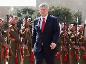Canada's Prime Minister Stephen Harper review Bedouin honour guards during Harper's visit to Jordan at the Royal Palace in Amman January 23, 2014. (REUTERS/Muhammad Hamed)