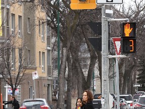 The city will install waterproof gel covers on traffic lights across Winnipeg. (Kevin King/Winnipeg Sun file photo)