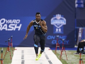 Linebacker Khalil Mack runs the 40-yard dash during the NFL combine at Lucas Oil Stadium on February 24, 2014 in Indianapolis.  (Joe Robbins/Getty Images/AFP)
