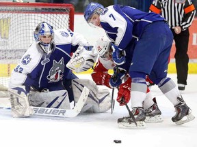 GINO DONATO/THE SUDBURY STAR
Soo Greyhounds Patrick Watling is tied up by Sudbury Wolves Ray Huether as he tries to reach for the puck in front of Wolves goalie Franky Palazzese during OHL action from the Sudbury Community Arena on Wednesday night.
