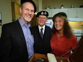 Veteran Russel Smith (centre) meets Glenn O'Connor and his sister Lynne O'Connor  on Thursday. (CRAIG ROBERTSON, Toronto Sun)