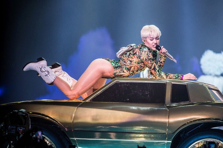 Miley Cyrus performs in her underwear after missing costume change