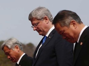 Prime Minister Stephen Harper (2nd R) pays his tribute during his visit to the National Cemetery in Seoul March 11, 2014.   REUTERS/Kim Hong-Ji