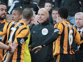 Newcastle United's English manager Alan Pardew (R) gestures towards Hull City players after an incident with Hull City's Irish midfielder David Meyler (3rd L) during the English Premier League football match between Hull City and Newcastle United at the KC Stadium in Hull, northeast England on March 1, 2014. (AFP PHOTO / LINDSEY PARNABY)