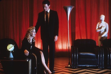 2) TWIN PEAKSThe contribution of filmmaker David Lynch was crucial to the success of Twin Peaks. This was groundbreaking TV during the '90s, and a lot of people could identify with the mystery and weirdness lurking just below the surface of small-town living.