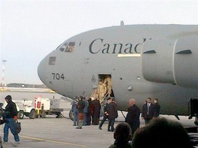 Canada's final troops to return from the Afghan mission deplane in Ottawa Tuesday, March 18, 2014.  (DANIEL PROUSSALIDIS QMI Agency)