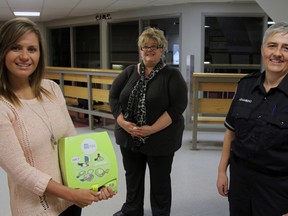 Jeff Tribe/Tillsonburg News
A fifth Automatic External Defibrillator (AED) has been added to the Tillsonburg Complex via a federal funding initiative in conjunction with the Canadian Heart and Stroke Foundation that provided a total of 13 units to nine arenas in Oxford County. Oxford EMS paramedic Susan White (right) brought the AED down Wednesday, to be received by complex Program Coordinator, Aquatics Jessica Melo (left) and Senior Program Coordinator Julie Dawley (centre). The most recent AED to arrive will be placed in the Kinsmen/Memorial and Colin Campbell arenas shared lobby/viewing area, near the main entrance to the Kinsmen/Memorial Arena. It joins existing units are already by the pool, in the health club, by the main office and downstairs by the operations office.