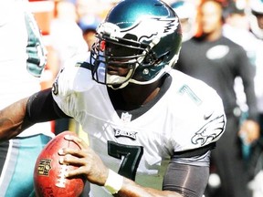 Philadelphia Eagles quarterback Michael Vick scrambles against the Denver Broncos in the first quarter of their NFL football game in Denver September 29, 2013. (REUTERS)