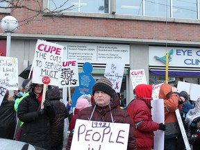 Protesters were out in full force even in the rain picketing in front of the ministry of communities and social services on Friday, March 28, 2014 to raise awareness about funding and service cuts
to the Ontario Disability Support Program.
JESSIE ARCHAMBAULT/OTTAWA SUN/QMI AGENCY