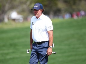 Phil Mickelson putts on the 10th during the third round of the Valero Texas Open at TPC San Antonio AT&T Oaks Course on March 29, 2014 in San Antonio, Texas. (Marianna Massey/Getty Images/AFP)