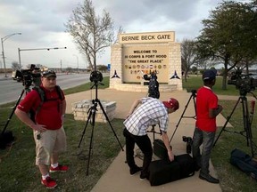 Media wait for an official statement at the Bernie Beck Main Gate at Fort Hood, Texas, April 2, 2014.   REUTERS/Austin American-Statesman/Deborah Cannon