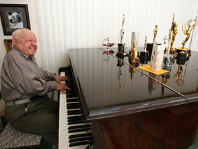 Actor Mickey Rooney plays a piano at his home in Westlake Village, California in this February 14, 2007 file photo. Rooney, the pint-sized screen dynamo of the 1930s and 1940s best known for his boy-next-door role in the Andy Hardy movies, died on April 6, 2014 at 93, the TMZ celebrity website reported. It did not give a cause of death and a spokesman was not immediately available for comment.  REUTERS/Mario Anzuoni/Files