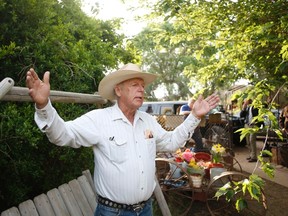 Rancher Cliven Bundy gestures at his home in Bunkerville, Nevada April 12, 2014.   REUTERS/Jim Urquhart