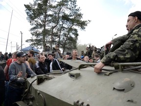 A local resident (L) argues with Ukrainian servicemen in Kramatorsk April 16, 2014.  REUTERS/Maks Levin