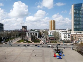 A general view shows Lenin square and a statue of Soviet state founder Vladimir Lenin in Donetsk, in eastern Ukraine April 15, 2014. REUTERS/Marko Djurica