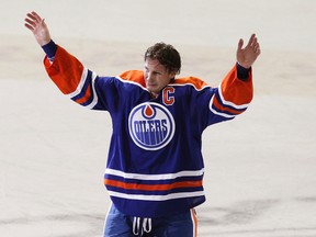 Ryan Smyth waves to the crowd after his last game as an Oiler.