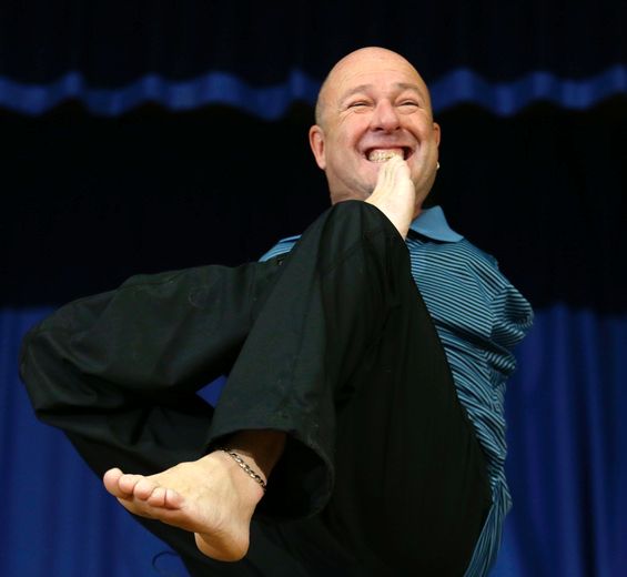 Man with no arms tells students to embrace our differences Toronto Sun