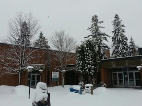 Snow covers the ground at the Thunder Bay Lakehead University campus outside of the Alumni and Community Relations office.
(Photo from @LakeheadAlumni)