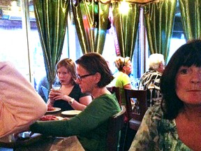 Former premier Alison Redford and her daughter were spotted dining in a Palm Springs restaurant recently. Supplied