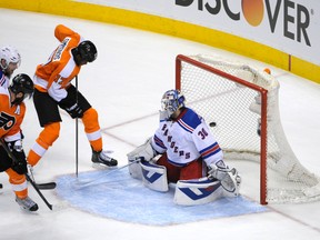 Philadelphia Flyers right wing Wayne Simmonds scores against New York Rangers goalie Henrik Lundqvist during Game 6 of their Eastern Conference quarterfinal series at the Wells Fargo Center in Philadelphia, April 29, 2014. (ERIC HARTLINE/USA Today)