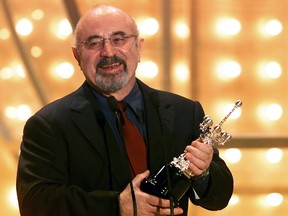 British actor Bob Hoskins speaks as he holds his Donostia Award which he received in recognition of his lifetime achievement at the San Sebastian International Film Festival in this September 27, 2002 file photo. REUTERS/Pablo Sanchez/Files