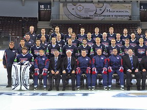 Mike Keenan and his team Metallurg Magnitogorsk in a group photo. Keenan became the first North American coach to lead a team to a KHL championship. (Metallurg Magnitogorsk website)