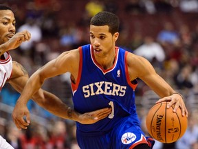 Philadelphia 76'ers Michael Carter-Williams (R) is guarded by Chicago Bulls Derrick Rose during the first quarter of their NBA game in Philadelphia, Pennsylvania in this file photo taken November 2, 2013.  Rose will be named NBA Rookie of the Year, NJ.com reported on Saturday. (REUTERS/Howard Smith-USA TODAY Sports/Files)