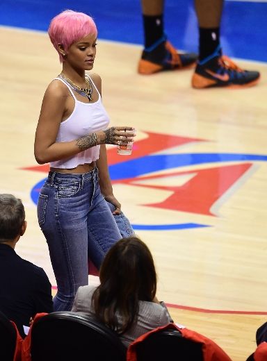 Rihanna dons pink wig goes braless at basketball game Toronto Sun