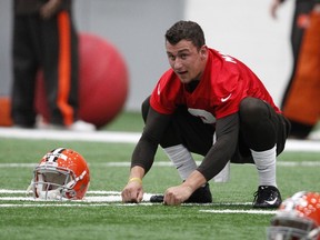Cleveland Browns quarterback Johnny Manziel works out during the Cleveland Browns rookie minicamp on May 17, 2014 at the Browns training facility in Berea, Ohio.  (David Maxwell/Getty Images/AFP)