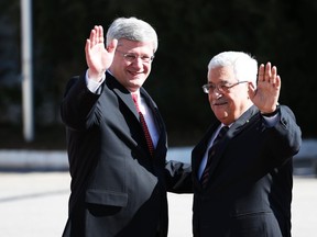 Canada's Prime Minister Stephen Harper (L) and Palestinian President Mahmoud Abbas wave before an honour guard ceremony in the West Bank city of Ramallah January 20, 2014. REUTERS/Darren Whiteside