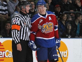 Referee Sean Reid chats with Curtis Lazar of the Edmonton Oil Kings during a timeout against the Guelph Storm on May 17, 2014. (Claus Andersen/Getty Images/AFP)