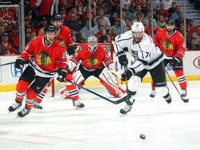 Blackhawks’ Kris Versteeg (left) and Los Angeles Kings’ Dwight King go after the puck during Game 2 of their Western final. (Dennis Wierzbicki/USA Today Sports)