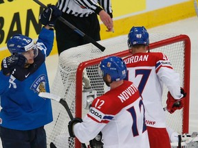 Finland's Jarkko Immonen (left) celebrates after scoring against Czech Republic during the world championship semifinal at Minsk Arena in Minsk May 24, 2014. (REUTERS/Alexander Demianchuk)