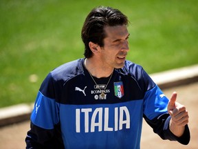 Italy's goalkeeper Gianluigi Buffon gives a thumbs during a training session at Florence's Coverciano training ground on May 20, 2014. (AFP/PHOTO Filippo MONTEFORTE)
