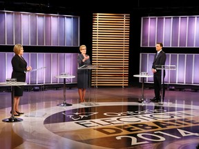 Ontario Premier and Ontario Liberal leader Kathleen Wynne (C), Ontario NDP leader Andrea Horwath (L) and Ontario Progressive Conservative leader Tim Hudak take part in the Ontario provincial leaders debate in Toronto, June 3, 2014.     REUTERS/Mark Blinch