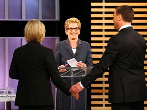 Ontario Premier and Ontario Liberal leader Kathleen Wynne (C), Ontario NDP leader Andrea Horwath (L) and Ontario Progressive Conservative leader Tim Hudak speak after the Ontario provincial leaders debate in Toronto, June 3, 2014.    (REUTERS/Mark Blinch)