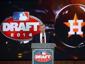 Commissioner Bud Selig announces that the Houston Astros have selected Brady Aiken number one overall during the MLB First-Year Player Draft at the MLB Network Studio on June 5, 2014 in Secacucus, New Jersey. (Rich Schultz/Getty Images/AFP)