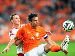 Netherlands striker Robin van Persie fights for the ball with Wales centre-back James Chester during an international friendly in Amsterdam June 4, 2014. (TOUSSAINT KLUITERS/Reuters)