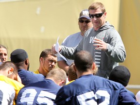 Bombers head coach Mike O'Shea talks to players at Sunday's practice. (BRIAN DONOGH/Winnipeg Sun)