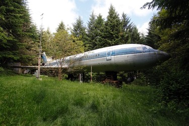 The Boeing 727 home of Bruce Campbell is seen in the woods outside the suburbs of Portland, Oregon May 21, 2014. In 1999, the former electrical engineer had a vision: To save retired jetliners from becoming scrap metal by reusing them. Campbell, 64, is one of a small number of people worldwide who have transformed retired aircraft into a living space or other creative project, although a spokesman for the Aircraft Fleet Recycling Association was unable to say precisely how many planes are re-used this way. Picture taken May 21.  REUTERS/Steve Dipaola