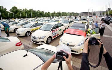 Taxi drivers protest on June 11, 2014 in Berlin. Taxi drivers in London, Paris and other European capitals brought chaos to the streets in protest against new car-hailing apps such as Uber which have shaken up the industry. (AFP PHOTO/DPA/JOERG CARSTENSEN)