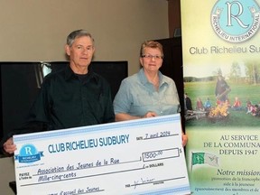 Supplied phhoto 
Jean-Caude Moisan, president of the Club Richelieu Sudbury, presents a cheque for $1,500 to Lise Senecal, general director of l’Association des Jeunes de la Rue.